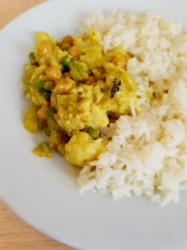 Plat de curry de légumes avec du riz.