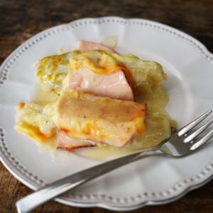 Chou farci et jambon sur assiette blanche
