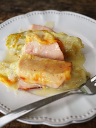 Chou farci et jambon sur assiette blanche