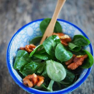 Salade de mâche et noix dans un bol bleu