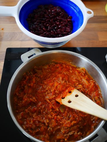 Préparation d'un chili con carne avec haricots rouges.