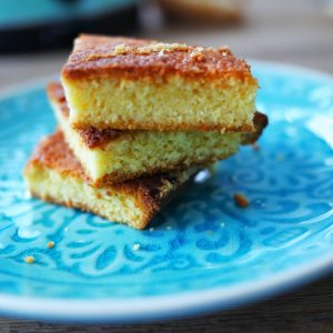 Gâteau moelleux en parts sur assiette bleue