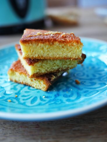 Gâteau moelleux en parts sur assiette bleue