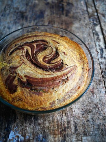 Gâteau marbré dans un plat en verre