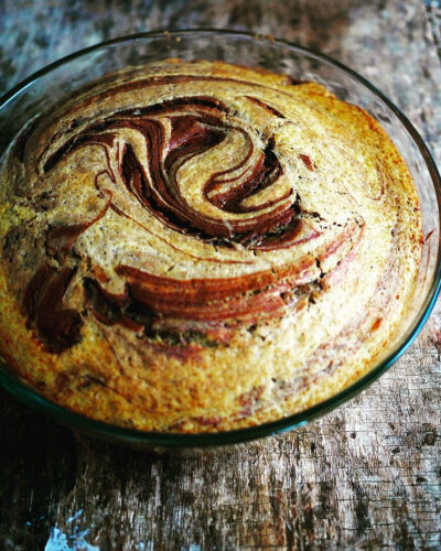 Gâteau marbré cuit dans un plat en verre