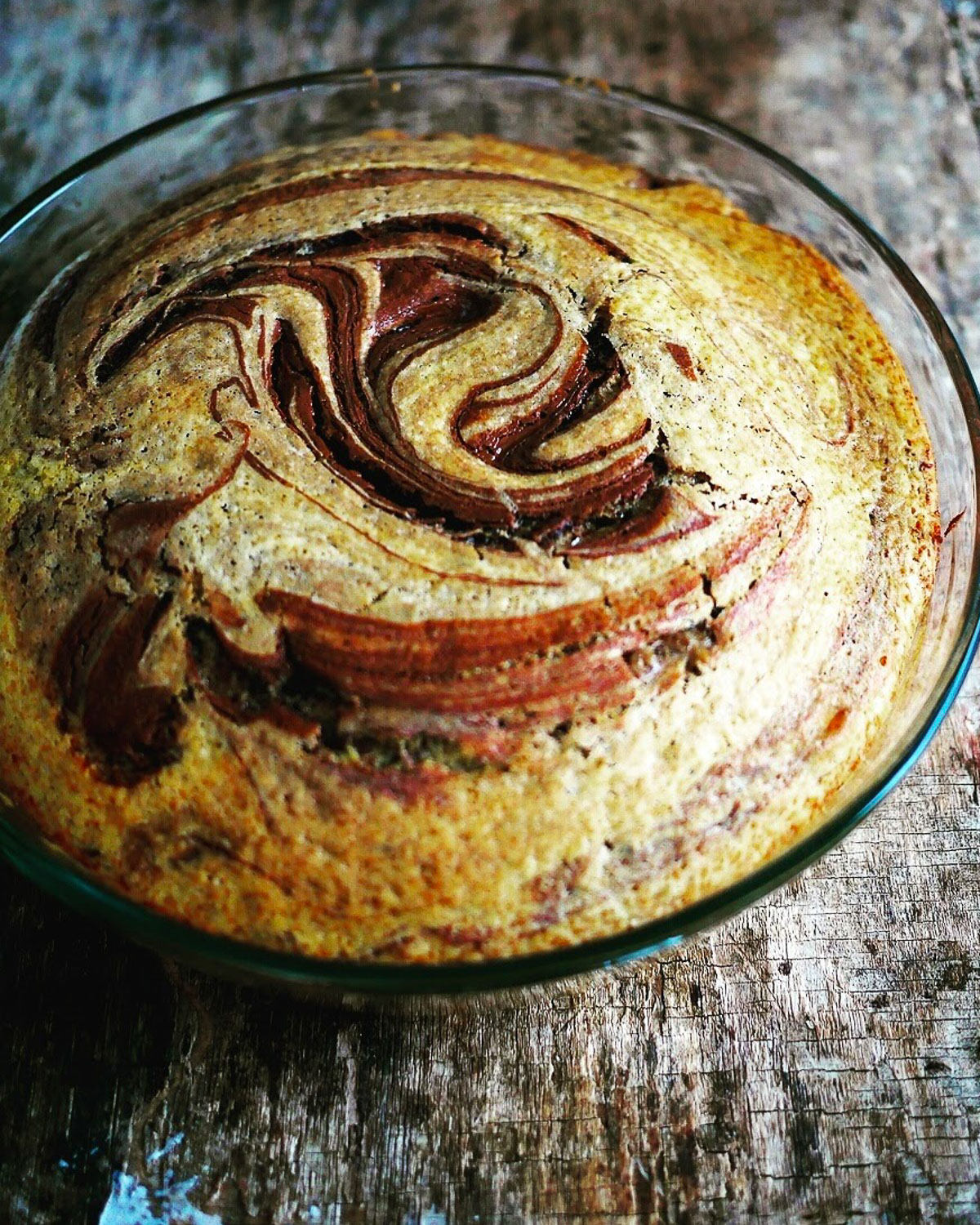 Gâteau marbré cuit dans un plat en verre