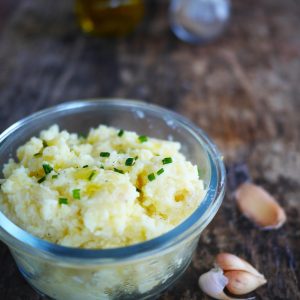 Purée de pommes de terre à l'ail dans un bol