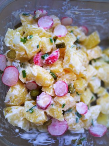Salade de pommes de terre crémeuse avec radis et cornichons