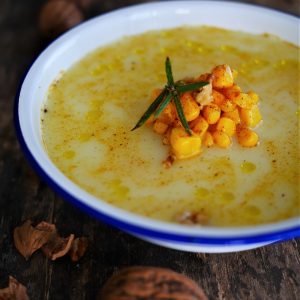 Soupe au maïs et noix sur table en bois