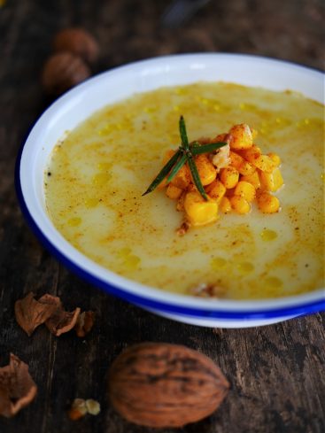Soupe au maïs et noix sur table en bois
