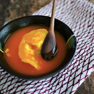 Bol de soupe à la tomate avec œuf poché.