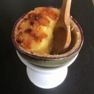 Crème brûlée exotique servie dans un fruit de la passion