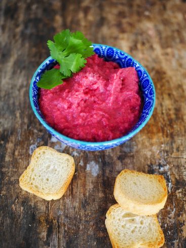 Houmous de betterave avec toasts et coriandre