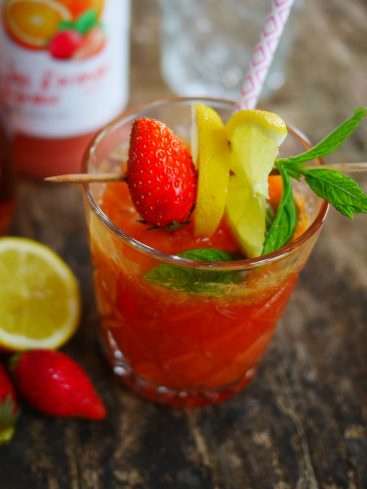 Cocktail fraise citron menthe rafraîchissant et coloré.