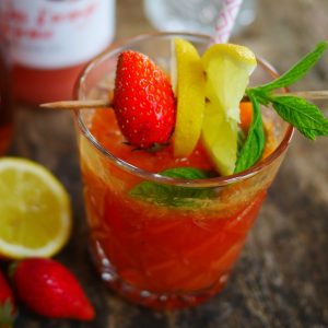 Cocktail fraise citron menthe rafraîchissant et coloré.