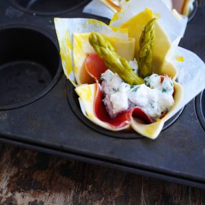 Mini-quiches jambon, fromage et asperges en moule à muffins.