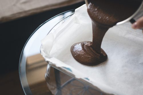 Préparation d'un brownie : versement de la pâte