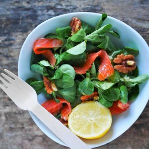 Salade de mâche, saumon fumé, noix et citron.