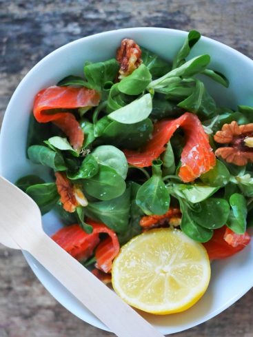 Salade de mâche, saumon fumé, noix et citron.