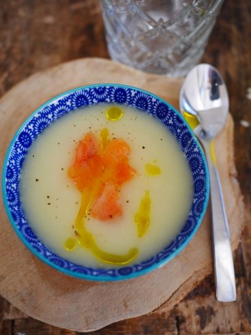 Soupe de légumes avec saumon et huile d'olive.