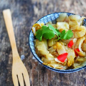 Salade de chou fermenté dans un bol décoré