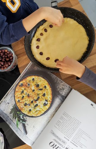 Enfants préparant une focaccia aux olives, livre de recette.