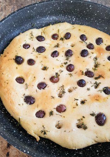 Focaccia aux olives et thym, cuite en poêle.