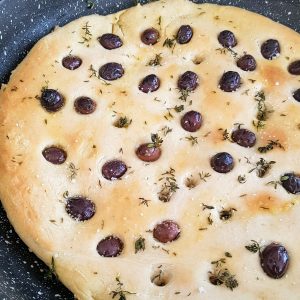 Focaccia aux olives et thym, cuite en poêle.