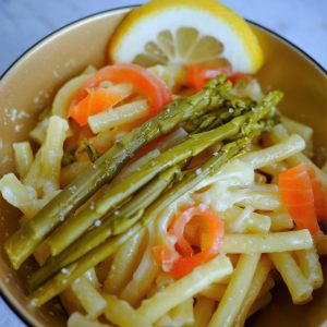 Pâtes au saumon, asperges et citron, vue de dessus