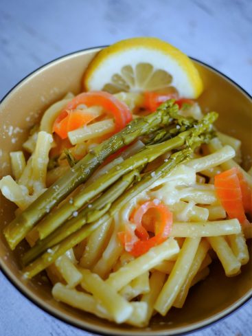 Pâtes au saumon, asperges et citron, vue de dessus