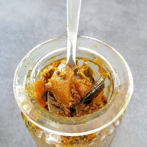 Bocal de pickles de mangue avec cuillère