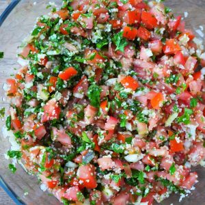 Salade de taboulé frais aux légumes coupés en dés