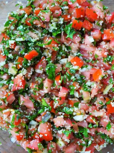 Salade de taboulé frais aux légumes coupés en dés