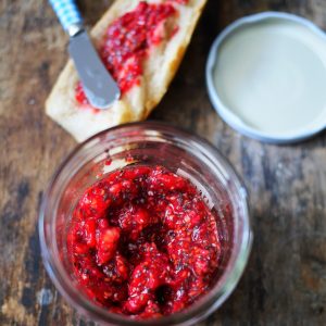Confiture de framboises maison sur pain, vue du dessus.