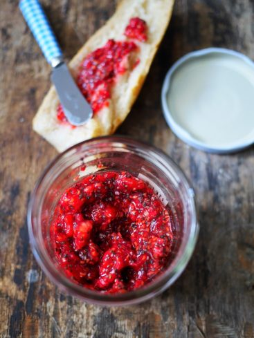 Confiture de framboises maison sur pain, vue du dessus.