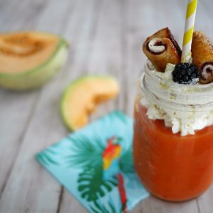 Smoothie melon, chantilly, rouleaux briochés et mûre.