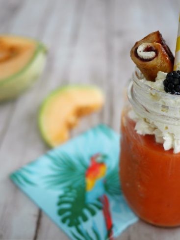 Smoothie melon, chantilly, rouleaux briochés et mûre.