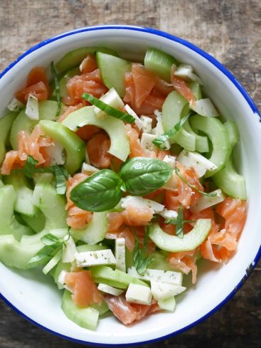 Salade de concombre, saumon et feta, basilic.