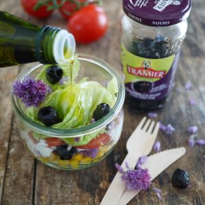 Salade composée colorée avec olives Tramier et huile d'olive.