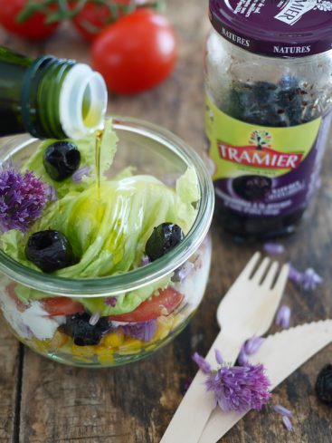 Salade composée colorée avec olives Tramier et huile d'olive.