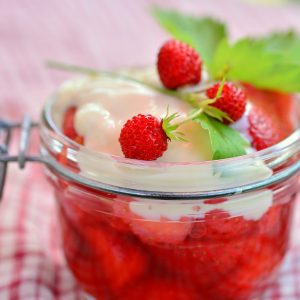 Dessert aux fraises des bois en bocal vintage.