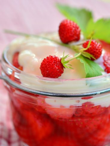 Dessert aux fraises des bois en bocal vintage.