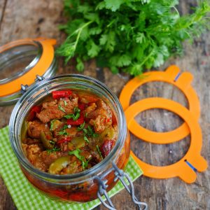 Ragoût de viande et légumes en bocal