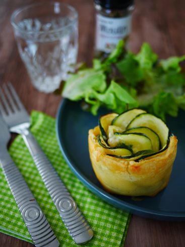 Tartelette de courgettes avec salade et eau