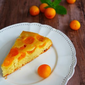 Part de gâteau aux abricots sur assiette