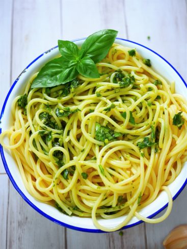 Spaghettis au pesto et basilic frais dans un bol.