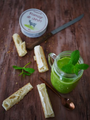 Fromage de chèvre, smoothie vert et pain.