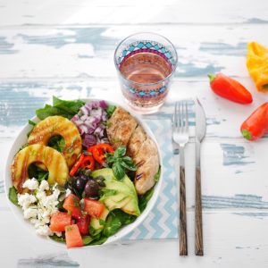 Salade colorée avec poulet grillé et ananas.