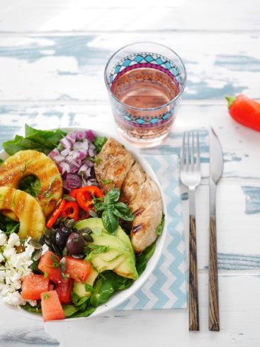 Salade colorée avec poulet grillé et ananas.