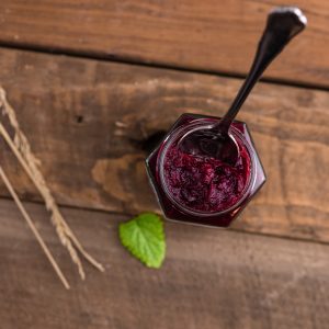 Confiture de betterave maison dans un pot en verre.
